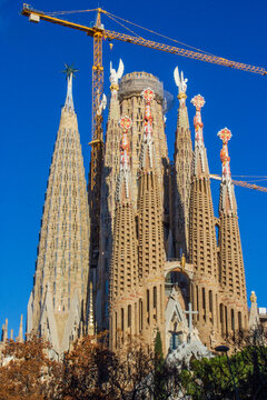 Arquitectura modernista. Obras de la Bas&iacute;lica de la Sagrada Familia de Barcelona. Torres con dos gr&uacute;as