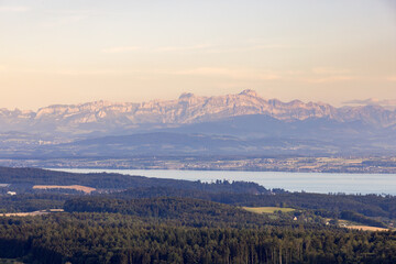 Blick vom Aussichtsturm Hohenbodman bei Owingen auf den Bodensee und die Alpen