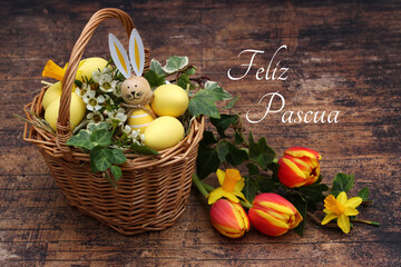 Tarjeta de felicitación Feliz Pascua: Cesta con huevos de Pascua y el texto Feliz Pascua.