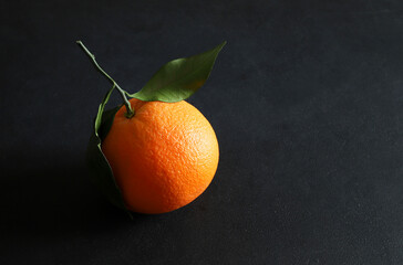 Gruppo di mandarini freschi isolati su sfondo nero. Mandarino fresco. Concetto di cibo sano. Vista dall'alto. Copia spazio.