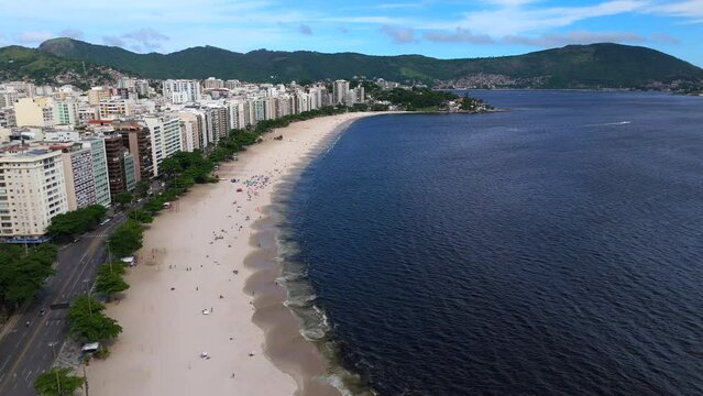 Aerial shot drone flies the length of Icara&iacute; Beach in Niter&oacute;i