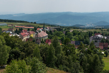 Fototapeta na wymiar Blick vom Mědník in südliche Richtung nach Böhmen auf die Stadt Bergstadt Měděnec 