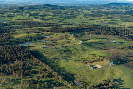 Vue a&eacute;rienne d'un paysage de la campagne situ&eacute;e &agrave; l'Ouest de la ville d'Ipswich (Queensland, Australie) avec en arri&egrave;re plan quelques reliefs.