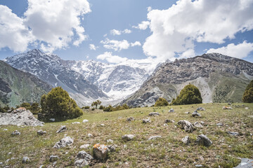 Fototapeta na wymiar Mountain landscape of the Fan Mountains with rocks, stones and glaciers in Tajikistan, mountain panorama