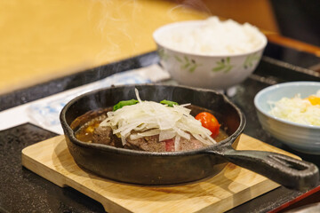 鉄鍋で調理した牛肉のステーキ