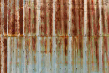 茶色く錆びた金属の波板の壁