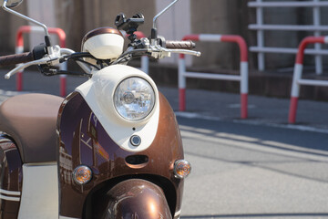 夏の道路沿いに止めた、チョイ乗りのスクーター