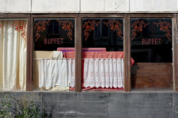 Restaurant buffet abandonné après une faillite
