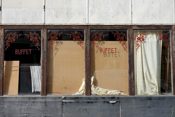Restaurant buffet abandonné après une faillite - obrazy, fototapety, plakaty