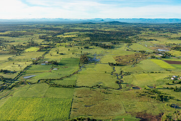 Vue aérienne d'un ruisseau qui serpente dans un paysage de la campagne située à l'Ouest de la ville d'Ipswich (Queensland, Australie)