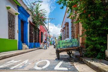 colorful getsemani street in cartagena de indias, colombia. - obrazy, fototapety, plakaty