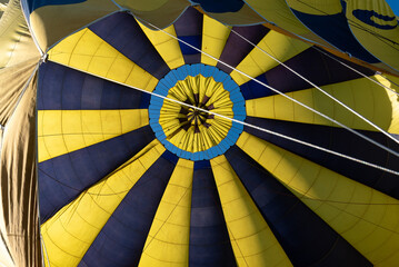 Vue intérieure d'une montgolfiere gonflée avec au son centre une porte circulaire qui peut...