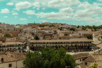 Pueblo bajo el cielo