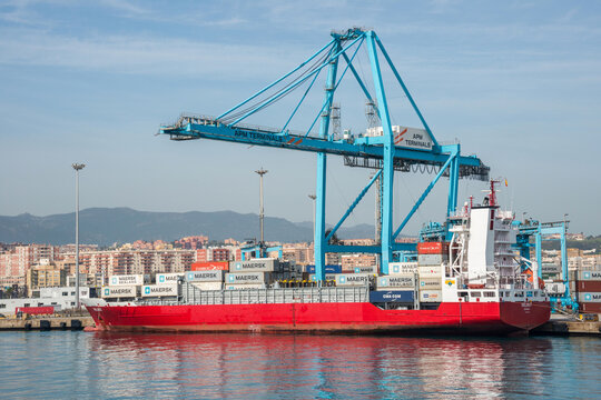 Barco de carga y gruas en el puerto de Algeciras, Andaluc&iacute;a, Espa&ntilde;a