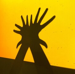 Silhueta de mãos em forma de sobra e fundo colorido - Silhouette of hands in shape of leftovers...