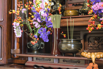 仏壇に置かれた香炉と線香　Incense burner on Butsudan (household Buddhist altar) in...