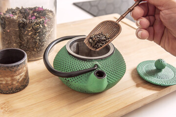 The mineral salts in tea are sodium, potassium and nickel. It also contains iron, copper, silicon, aluminum, magnesium, phosphorus and calcium