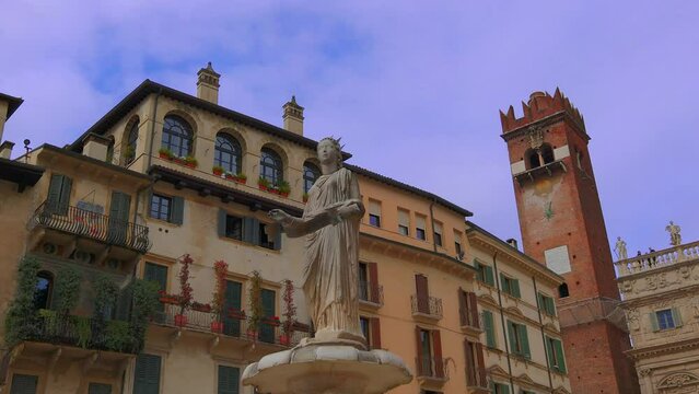 statua di "madonna verona" a verona veneto italia, statue of "madonna verona" in verona city italy 