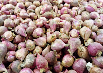 There are lots of red onions in traditional markets in supermarkets