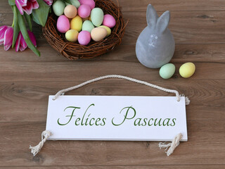 Tarjeta de Pascua Feliz Pascua. Un ramo de tulipanes, conejitos de Pascua y huevos con el texto...