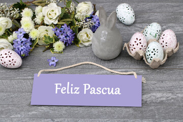 Felices Pascuas: Cartel con la inscripción Felices Pascuas decorado con una figura de conejito de...