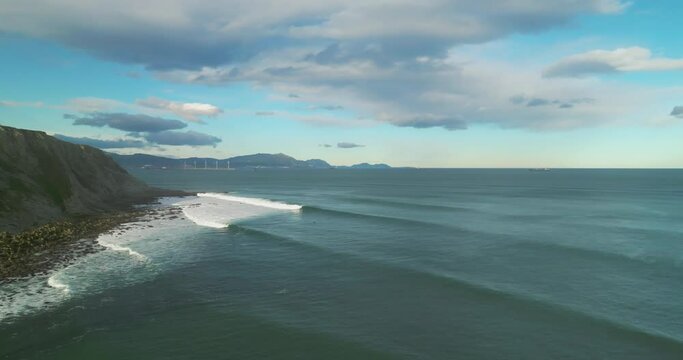 Surfistas cogiendo olas en la playa de Azkorri