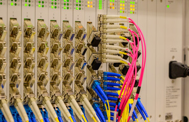 LWL Lichtwellen Netzwerkkabel an einem Switch angebunden