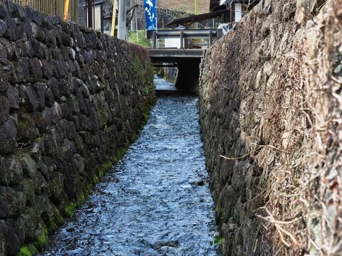 日本の古い文化的な町並みのある田舎の用水路