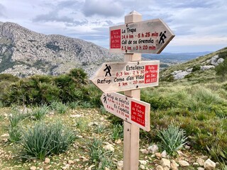 Wegweiser auf dem Fernwanderweg GR221 auf Mallorca