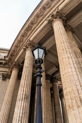 Obraz premium St. Petersburg, Russia, February 10, 2024. Vintage lantern against the background of the colonnade of the Kazan Cathedral.