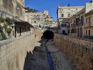 Il torrente di Via Aleardi a Scicli, scorre tra palazzi e chiese.