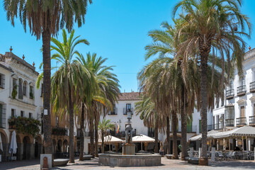 Vista de la hermosa plaza Grande ajardinada con palmeras en la histórica villa de Zafra, España