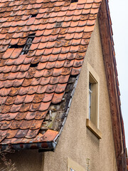 Beschädigtes Ziegeldach an einem alten Haus