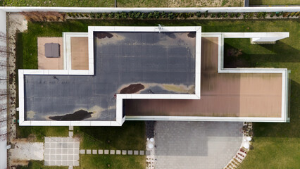 Dach budynku jednorodzinnego, widok z lotu ptaka. - 755125684
