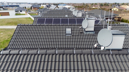 Panele słoneczne na dachu budynku jednorodzinnego, ekologia, dachy kilku budynków. - 755134410