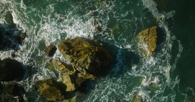 Plano cenital de las rocas en la playa de Me&ntilde;akoz