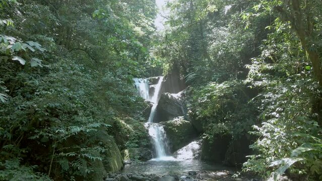 Vista aerea de cascada mistica en Panama