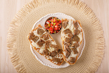 mollete salado de queso y arrachera, comida tipica mexicana