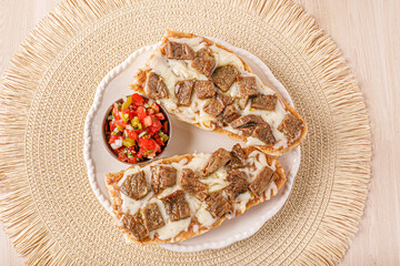 mollete salado de queso y arrachera, comida tipica mexicana