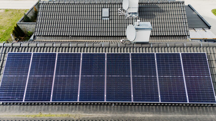 Panele słoneczne, fotowoltaika na dachu budynku jednorodzinnego, ekologia.