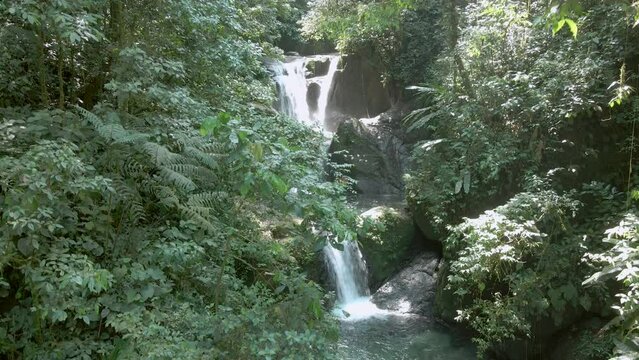 Vista aerea de cascada mistica en Panama