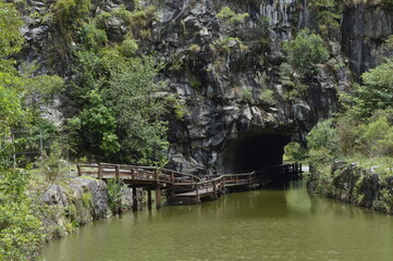 Fototapeta na wymiar Entrada de Caverna