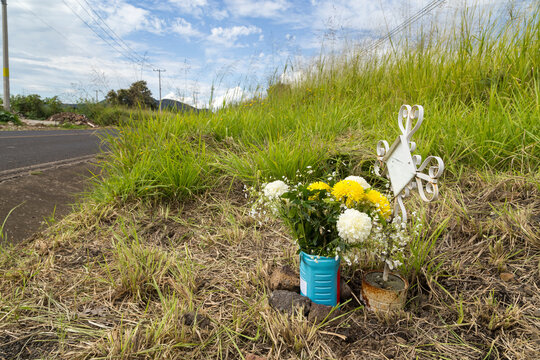 Cenotafio popular sobre una banqueta en las calles de la Ciudad de Mexico	. As&iacute; se arreglan en dia de muertos. 1 y 2 de noviembre.