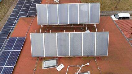 Panele słoneczne na dachu budynku jednorodzinnego, ekologia. - 755167873