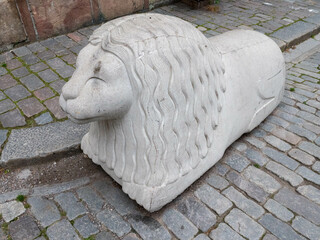 Löwenfigur aus Beton als Absperrung