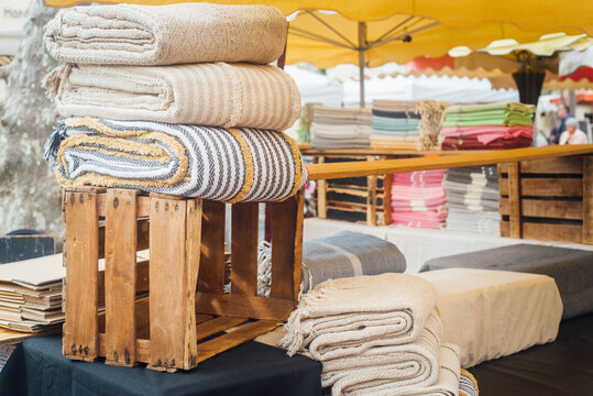Des torchons sur un &eacute;tal de march&eacute;. Linge de Provence sur un march&eacute; de Provence. Stand de march&eacute; dans le sud de la France. Textile et linge de maison. Tissu &agrave; vendre
