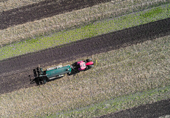 Ausbringung von Gärresten und Gülle einer Biogasanlage aufs Feld im Frühjahr.