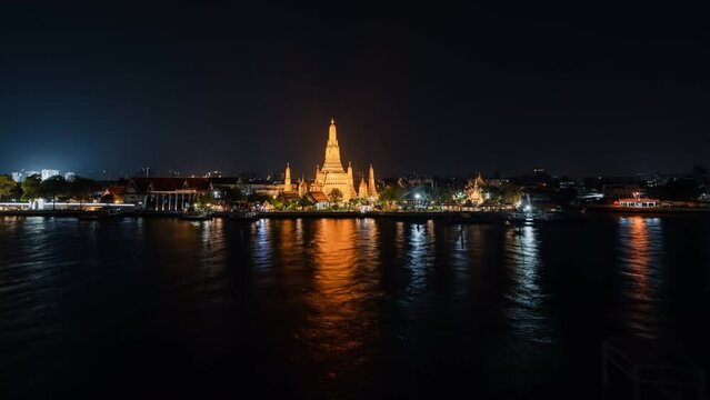 Bangkok Wat Arun temple on Chao Phraya River Time lapse Hyperlapse panoramic 4k night