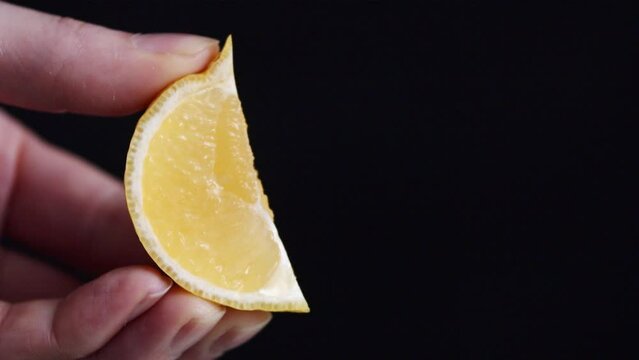 レモンを搾る 果汁が飛ぶ