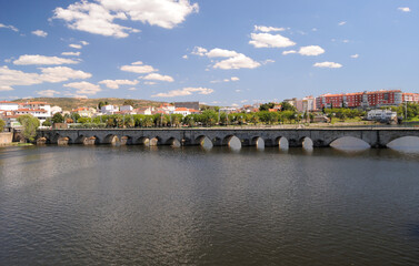 Obraz premium Ponte antiga no centro de cidade transmontana com o nome de Mirandela, rio Tua que atravessa a cidade